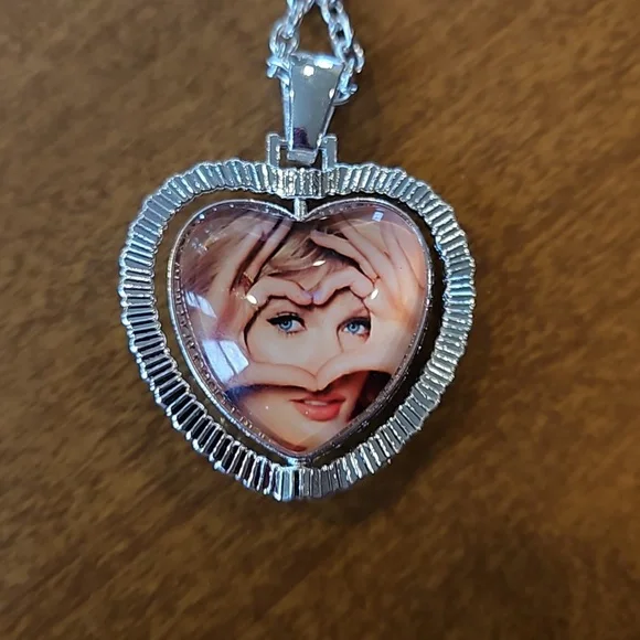 NWOT Rotating Heart Taylor Swift Inspired Necklace - Picture 2 of 5